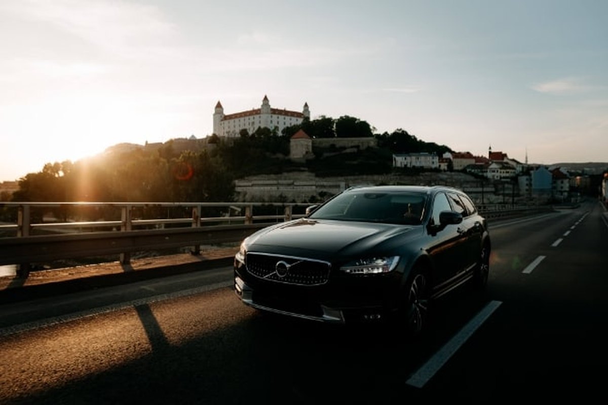 Volvo V90 na ceste pri západe slnka